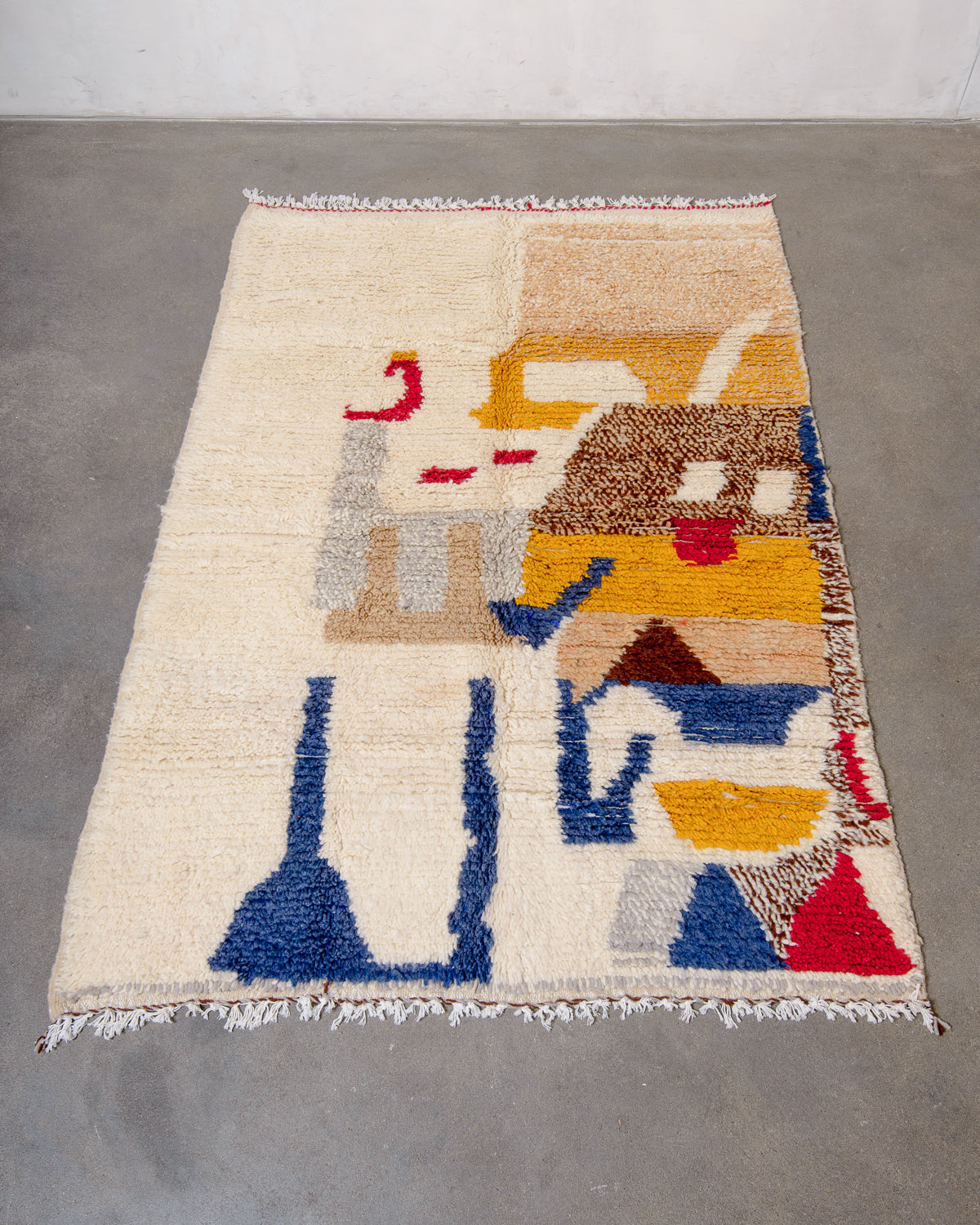 Modern designer handcrafted Berber rug from Morocco. Azilal rug with beautiful colours and patterns. Made of sheep’s wool and cotton.